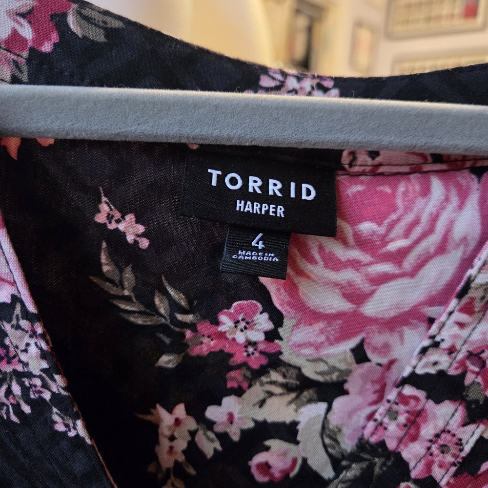 Torrid Harper Black and Pink Floral Blouse - Picture 2 of 4